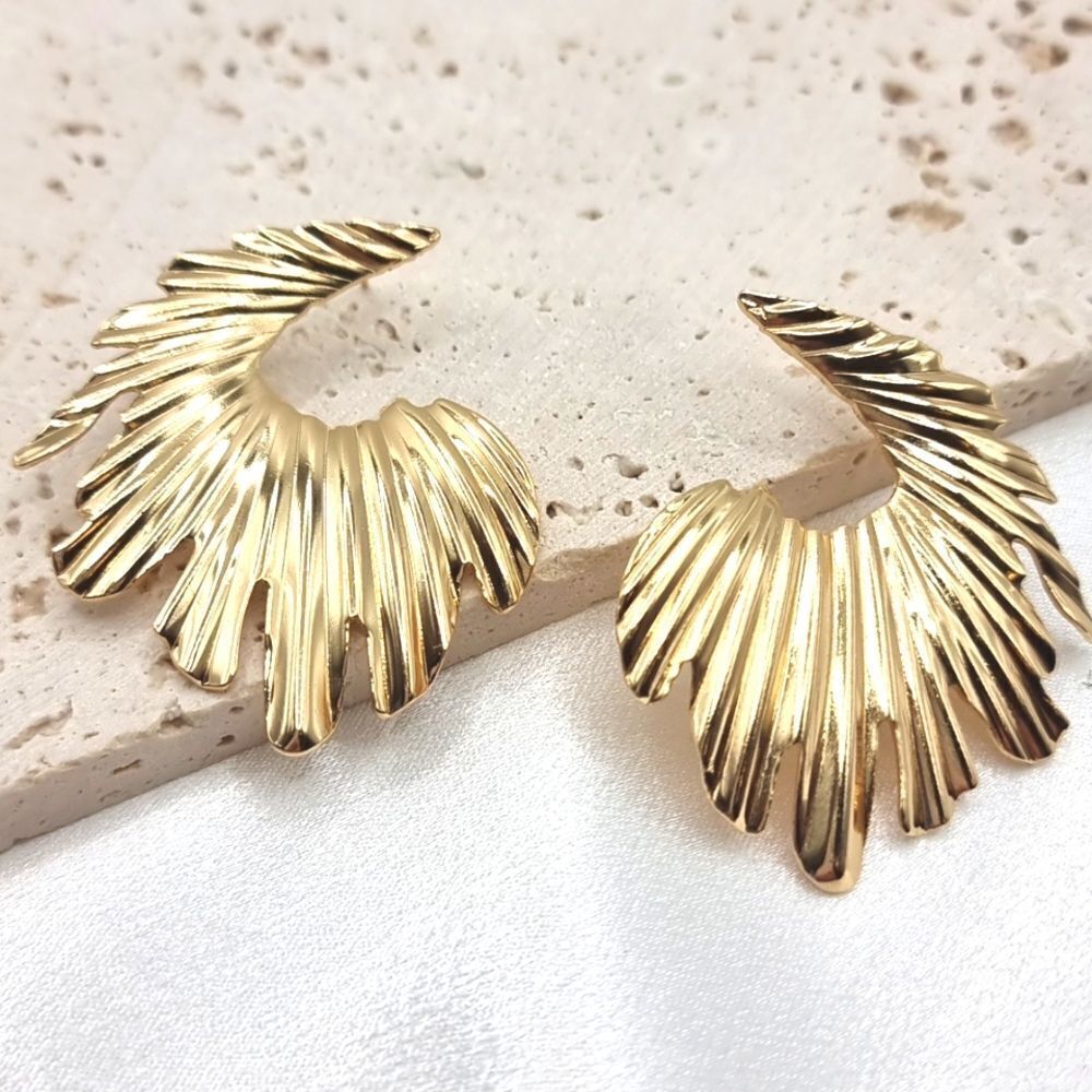 Exaggerated leaf gold plated copper earrings | NWOT